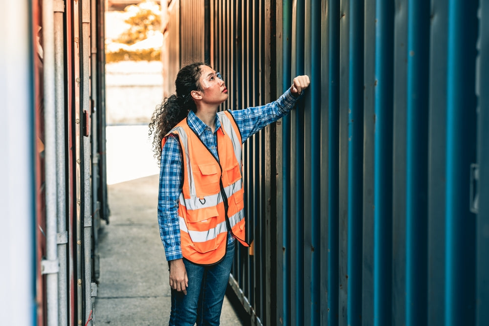 6 Tips on Choosing the Right High Visibility Clothing (With Examples)